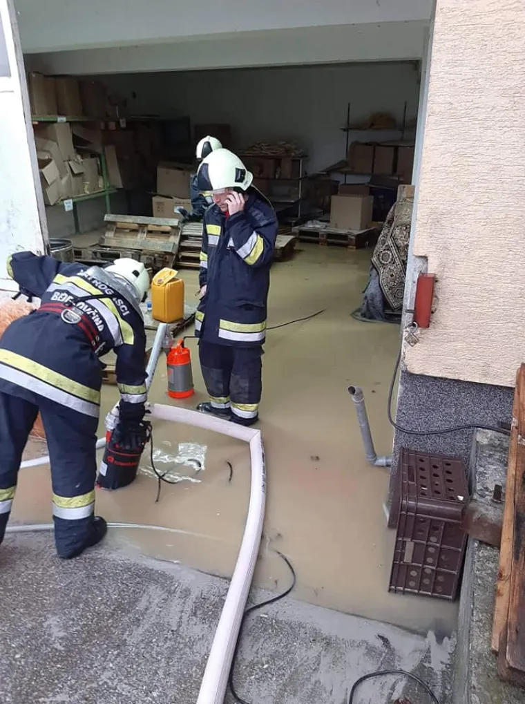 Zagorje pod vodom, vatrogasci zatrpani pozivima: Poplavljene ceste, voda ulazi u kuće!