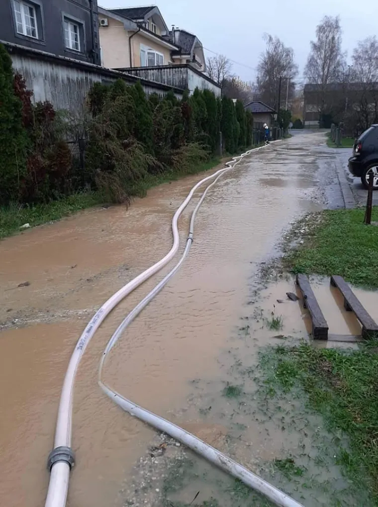 Zagorje pod vodom, vatrogasci zatrpani pozivima: Poplavljene ceste, voda ulazi u kuće!