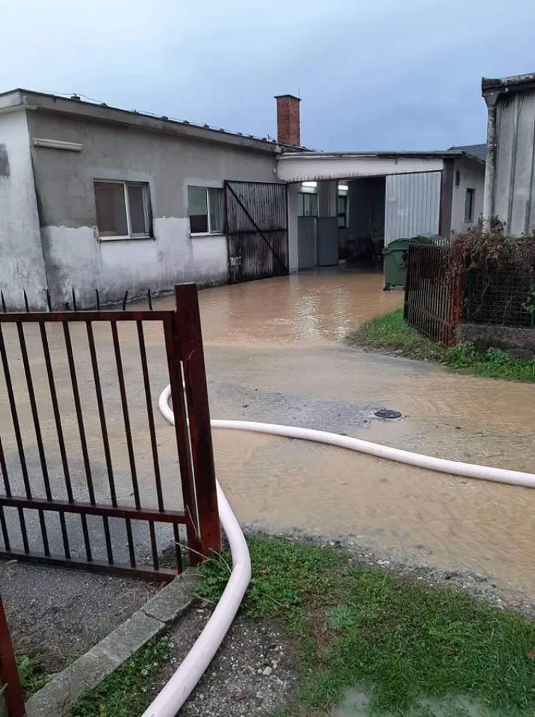 Zagorje pod vodom, vatrogasci zatrpani pozivima: Poplavljene ceste, voda ulazi u kuće!