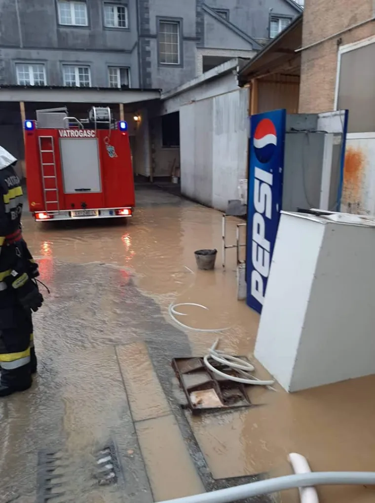 Zagorje pod vodom, vatrogasci zatrpani pozivima: Poplavljene ceste, voda ulazi u kuće!