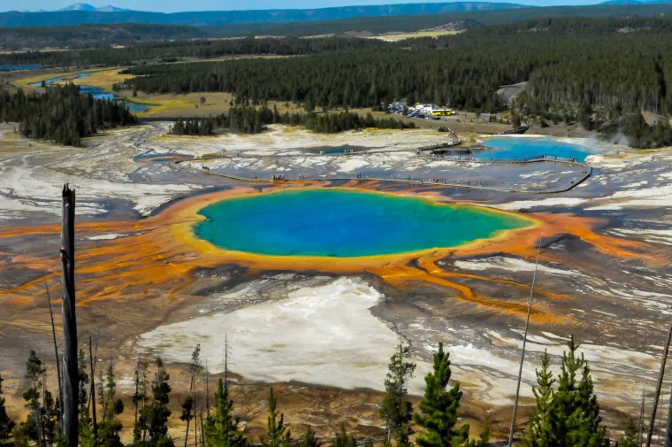Smje&scaron;ten u Nacionalnom parku Yellowstone, Veliki prizmični izvor je treći po veličini vrući izvor na svijetu. Njegove očaravajuće boje narančaste, žute, zelene i plave odu&scaron;evljavaju. Njegova najveća dubina je 37 metara, a promjer je impresivnih 112 metara. Prosječna temperatura je 160 stupnjeva celzijusa.
