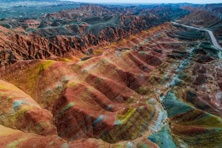 Kineske planine u duginim bojama, službeno poznate kao Nacionalni zemljopisni geolo&scaron;ki park Zhangye Danxia, nalaze se neposredno izvan grada Zhangye. Zhangye Danxia poznata je po neobičnim bojama stijena, glatkih, o&scaron;trih i nekoliko stotina metara visokih. Rezultat su taloga pje&scaron;čenjaka i drugih minerala koji su se javljali tijekom 24 milijuna godina.