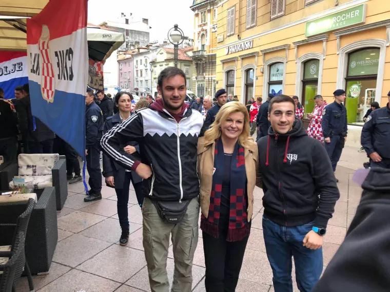 Grabar-Kitarović provela popodne s navijačima u Rijeci i poručila: 'Nosite 'zenge' u Vukovaru'