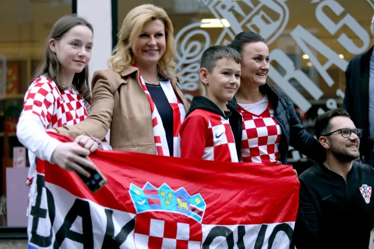 Grabar-Kitarović provela popodne s navijačima u Rijeci i poručila: 'Nosite 'zenge' u Vukovaru'