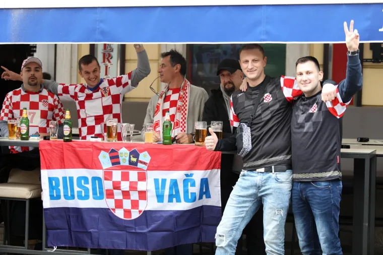 Grabar-Kitarović provela popodne s navijačima u Rijeci i poručila: 'Nosite 'zenge' u Vukovaru'