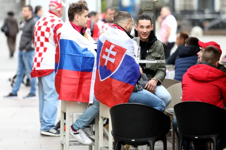 Grabar-Kitarović provela popodne s navijačima u Rijeci i poručila: 'Nosite 'zenge' u Vukovaru'