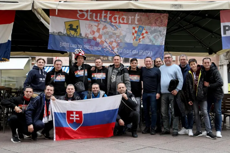 Grabar-Kitarović provela popodne s navijačima u Rijeci i poručila: 'Nosite 'zenge' u Vukovaru'