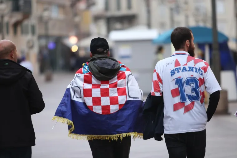 Grabar-Kitarović provela popodne s navijačima u Rijeci i poručila: 'Nosite 'zenge' u Vukovaru'