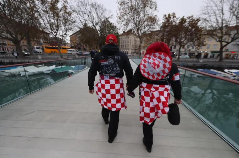 Grabar-Kitarović provela popodne s navijačima u Rijeci i poručila: 'Nosite 'zenge' u Vukovaru'