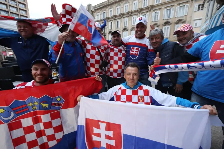 Grabar-Kitarović provela popodne s navijačima u Rijeci i poručila: 'Nosite 'zenge' u Vukovaru'