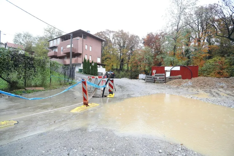 Radovi u ulici Donje Prekrižje za vrijeme obilnih kiša pretvaraju se u obilne lokve