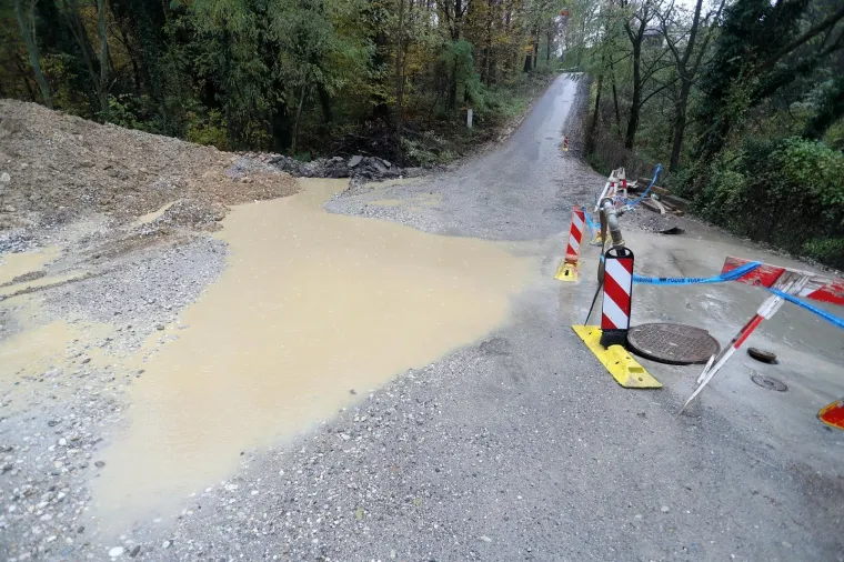 Radovi u ulici Donje Prekrižje za vrijeme obilnih kiša pretvaraju se u obilne lokve