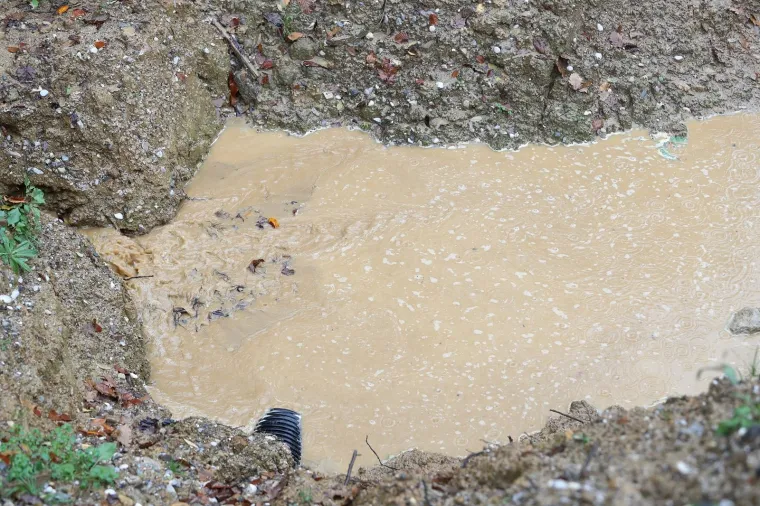 Radovi u ulici Donje Prekrižje za vrijeme obilnih kiša pretvaraju se u obilne lokve