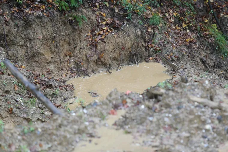 Radovi u ulici Donje Prekrižje za vrijeme obilnih kiša pretvaraju se u obilne lokve