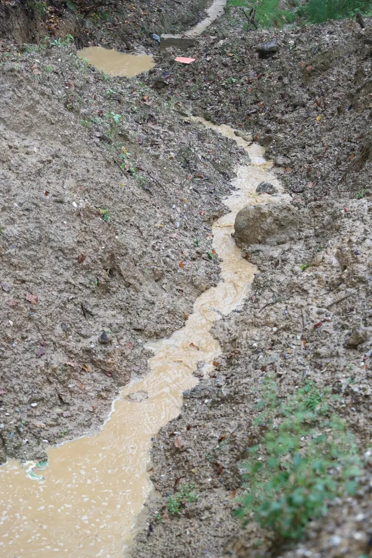 Radovi u ulici Donje Prekrižje za vrijeme obilnih kiša pretvaraju se u obilne lokve