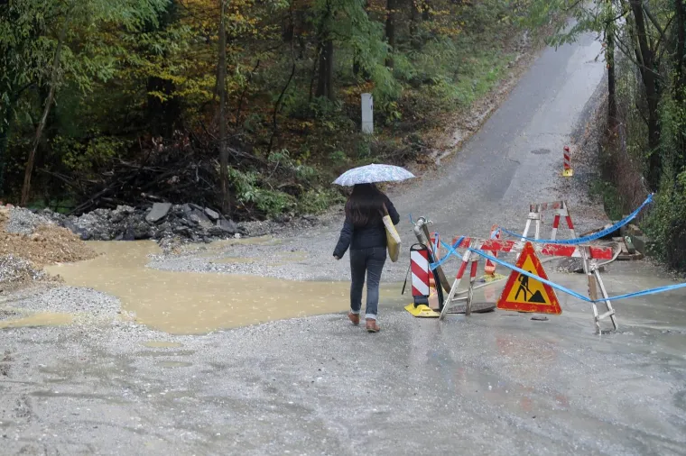 Radovi u ulici Donje Prekrižje za vrijeme obilnih kiša pretvaraju se u obilne lokve