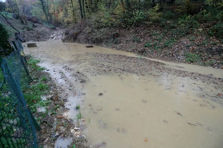 Radovi u ulici Donje Prekrižje za vrijeme obilnih kiša pretvaraju se u obilne lokve