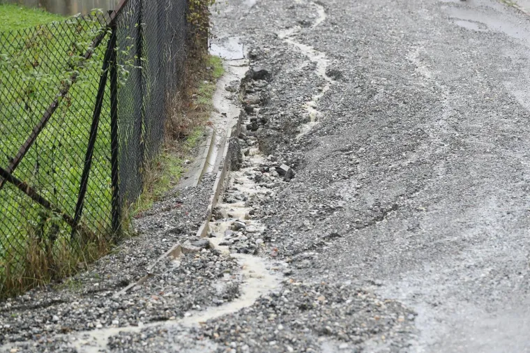 Radovi u ulici Donje Prekrižje za vrijeme obilnih kiša pretvaraju se u obilne lokve