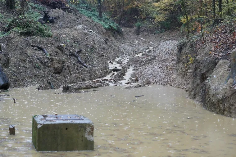 Radovi u ulici Donje Prekrižje za vrijeme obilnih kiša pretvaraju se u obilne lokve