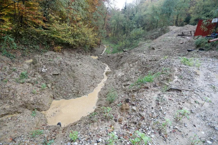 Radovi u ulici Donje Prekrižje za vrijeme obilnih kiša pretvaraju se u obilne lokve