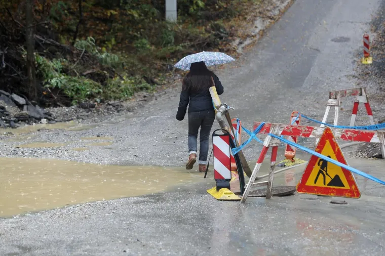 Radovi u ulici Donje Prekrižje za vrijeme obilnih kiša pretvaraju se u obilne lokve