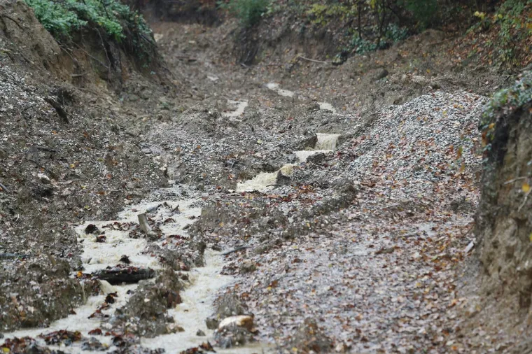 Radovi u ulici Donje Prekrižje za vrijeme obilnih kiša pretvaraju se u obilne lokve
