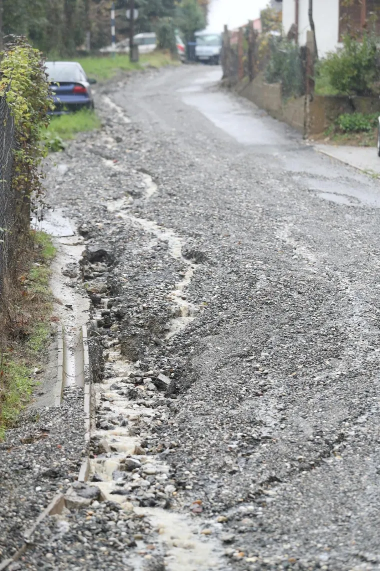 Radovi u ulici Donje Prekrižje za vrijeme obilnih kiša pretvaraju se u obilne lokve