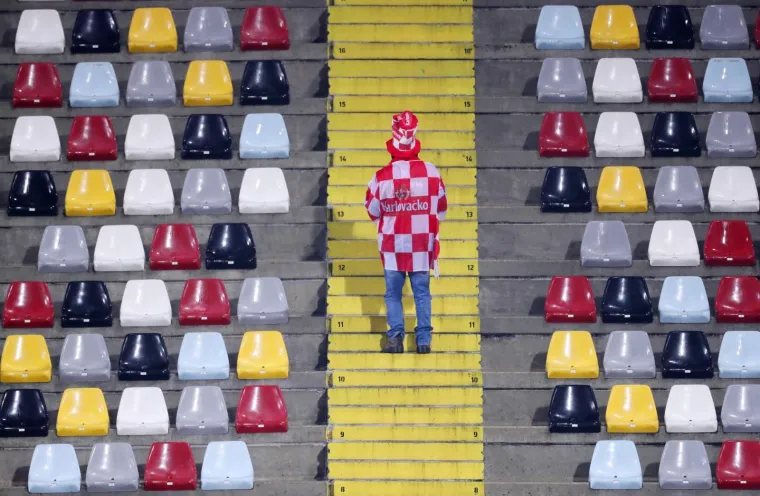 Hrvatska na Rujevici igra utakmicu odluke. Osvoje li Vatreni bod protiv Slovačke, osigurat će plasman na Europsko nogometno prvenstvo sljedeće godine kao najmanje drugi u skupini E. Izbornik Zlatko Dalić odabrao je udarnih 11. Onaj s Antom Rebićem i Ivanom Peri&scaron;ićem, uz Nikolu Vla&scaron;ića u veznom redu umjesto Ivana Rakitića koji je ozlijeđen. U obrani će po prvi put debitirati stoper Modrih Dino Perić, a tu je i povratnik Duje Ćaleta &ndash; Car.