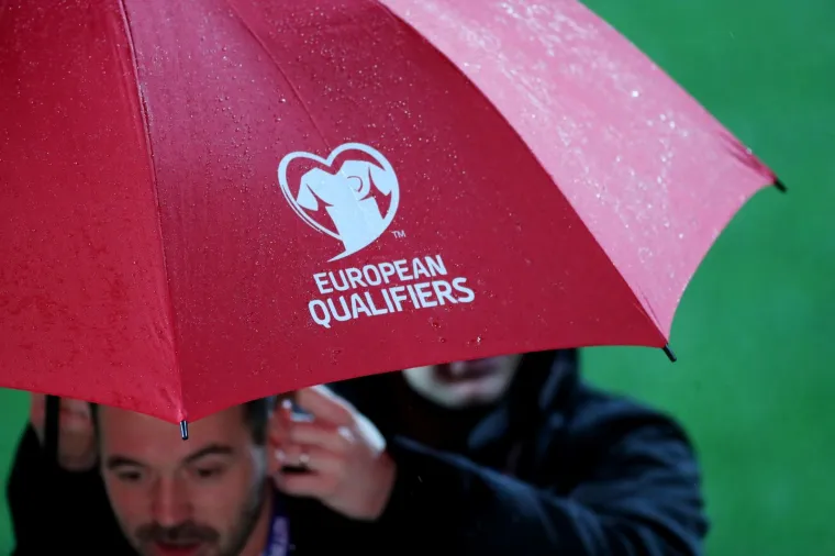 Vrijeme je uoči utakmice bilo jako lo&scaron;e, a prema informacijama koje dolaze s Kvarnera vrijeme je sve lo&scaron;ije. Ki&scaron;a i vjetar bit će otegotna okolnost na&scaron;im ratnicima koji love Euro 2020.