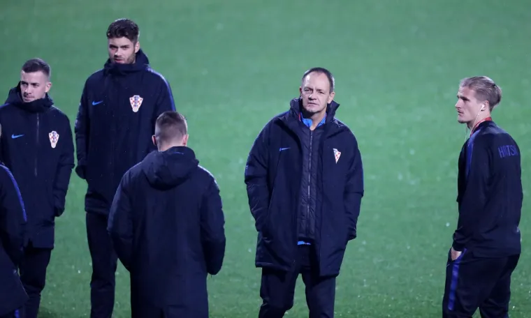 Između ostalog i zbog toga Vatreni i članovi stručnog stožera hrvatske nogometne reprezentacije bili su fokusirani, zami&scaron;ljeni i "zabrinuti" za vrijeme &scaron;etnje travnjakom.