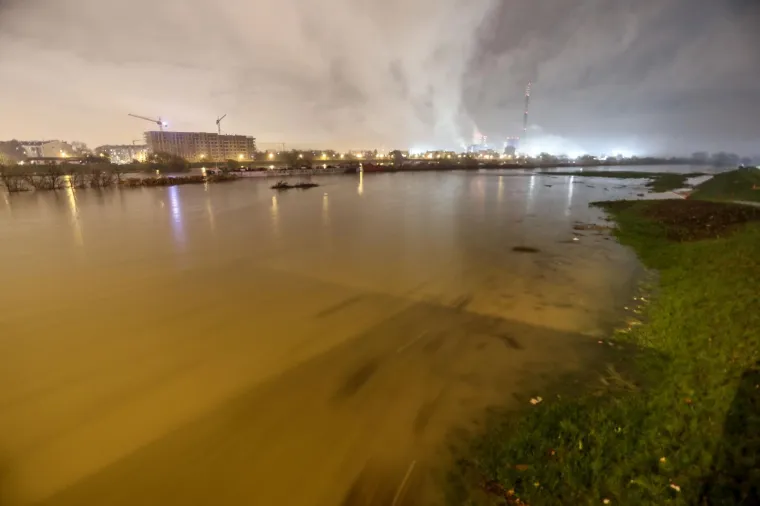 [FOTO] SAVA SE IZLILA IZ KORITA: Vodostaj je drastično porastao, pogledajte fotografije