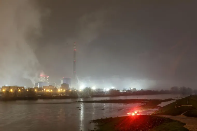 [FOTO] SAVA SE IZLILA IZ KORITA: Vodostaj je drastično porastao, pogledajte fotografije