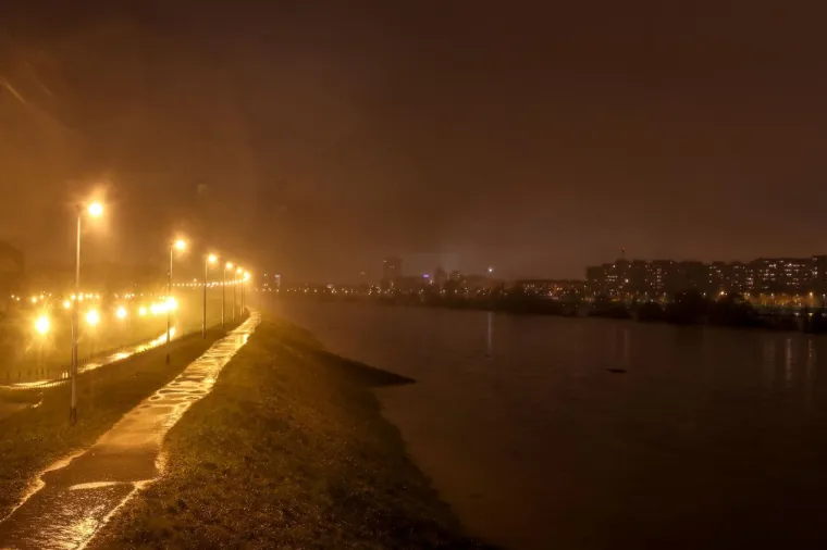 [FOTO] SAVA SE IZLILA IZ KORITA: Vodostaj je drastično porastao, pogledajte fotografije