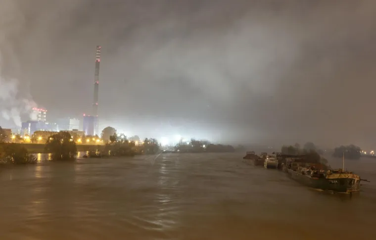 [FOTO] SAVA SE IZLILA IZ KORITA: Vodostaj je drastično porastao, pogledajte fotografije