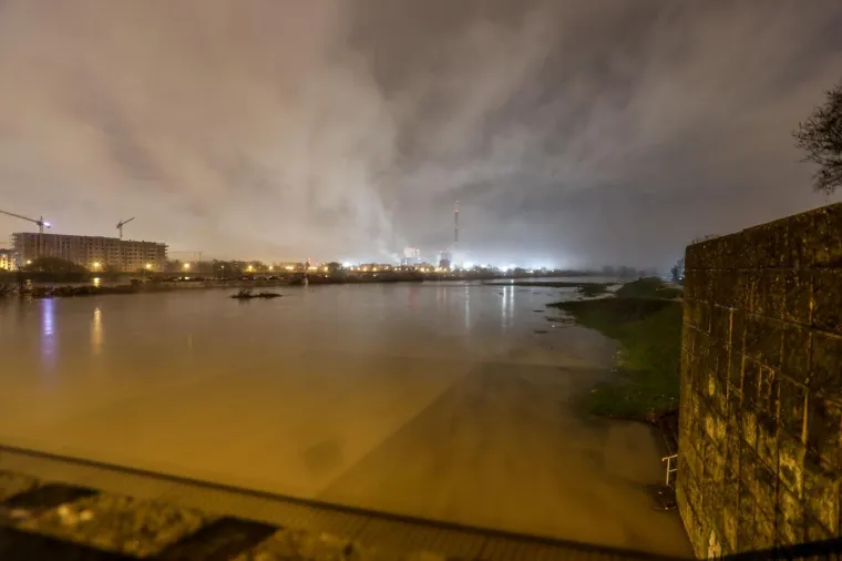[FOTO] SAVA SE IZLILA IZ KORITA: Vodostaj je drastično porastao, pogledajte fotografije