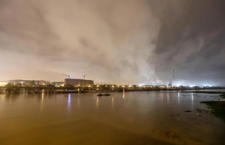 [FOTO] SAVA SE IZLILA IZ KORITA: Vodostaj je drastično porastao, pogledajte fotografije