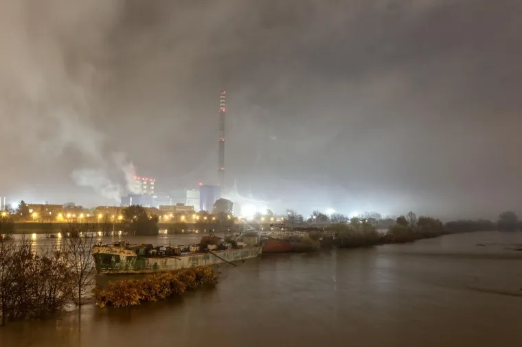 [FOTO] SAVA SE IZLILA IZ KORITA: Vodostaj je drastično porastao, pogledajte fotografije