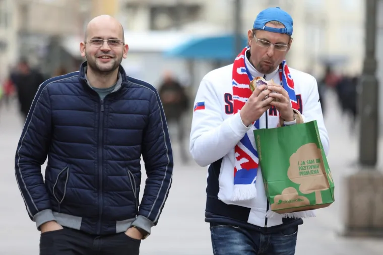 RIJEKA GORI UOČI KLJUČNE UTAKMICE: Hrvatski i slovački navijači odu&scaron;evili, pogledajte prizore iz centra grada