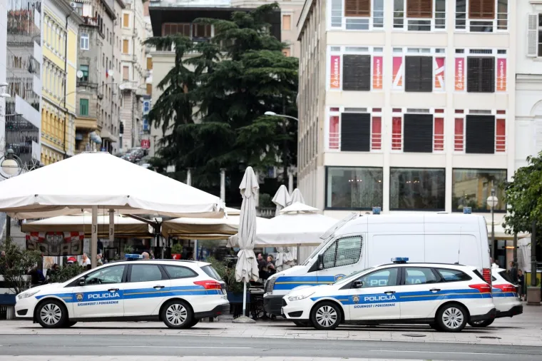 RIJEKA GORI UOČI KLJUČNE UTAKMICE: Hrvatski i slovački navijači odu&scaron;evili, pogledajte prizore iz centra grada