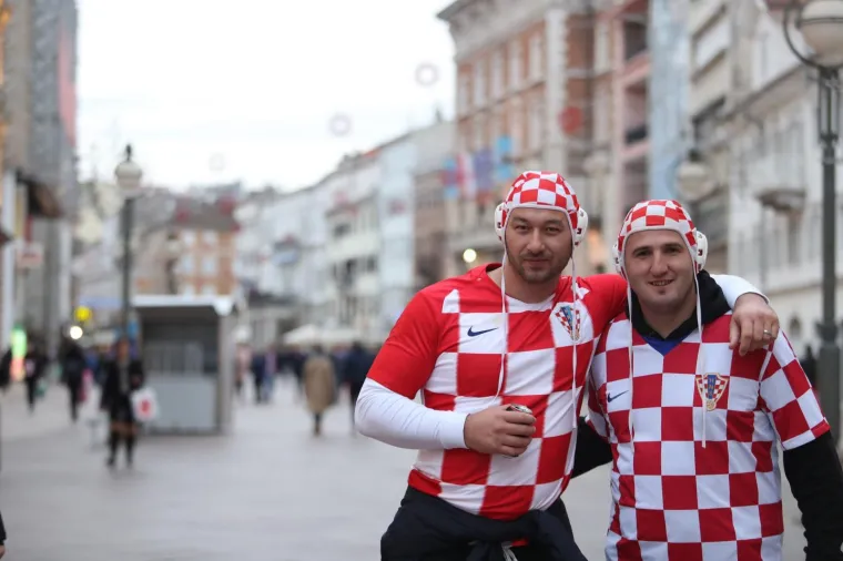 RIJEKA GORI UOČI KLJUČNE UTAKMICE: Hrvatski i slovački navijači odu&scaron;evili, pogledajte prizore iz centra grada