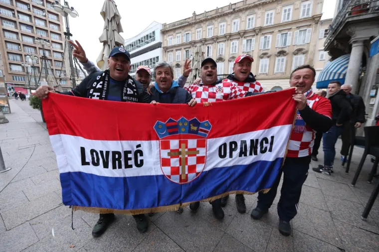 RIJEKA GORI UOČI KLJUČNE UTAKMICE: Hrvatski i slovački navijači odu&scaron;evili, pogledajte prizore iz centra grada