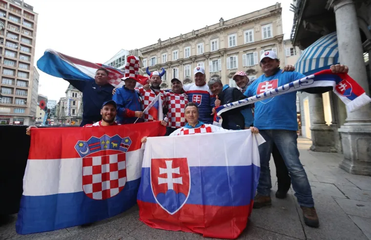 RIJEKA GORI UOČI KLJUČNE UTAKMICE: Hrvatski i slovački navijači odu&scaron;evili, pogledajte prizore iz centra grada
