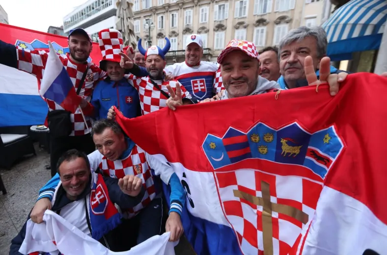 RIJEKA GORI UOČI KLJUČNE UTAKMICE: Hrvatski i slovački navijači odu&scaron;evili, pogledajte prizore iz centra grada