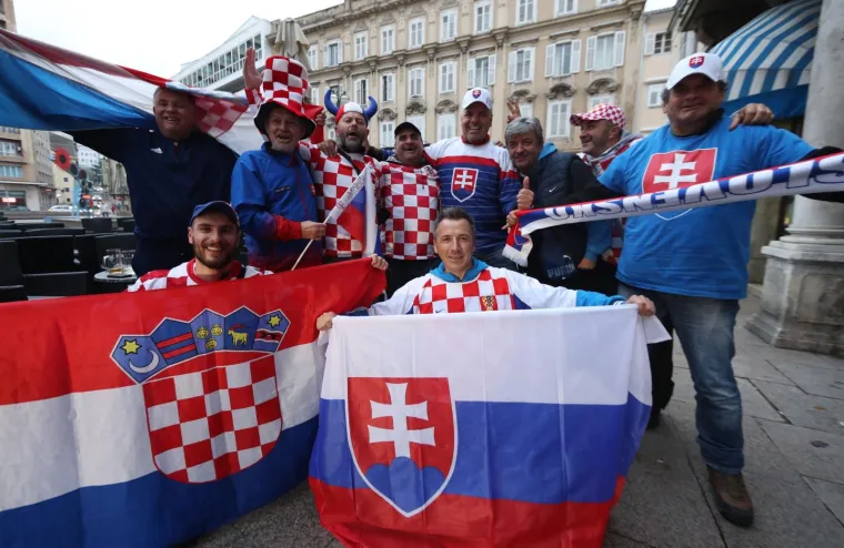 RIJEKA GORI UOČI KLJUČNE UTAKMICE: Hrvatski i slovački navijači odu&scaron;evili, pogledajte prizore iz centra grada