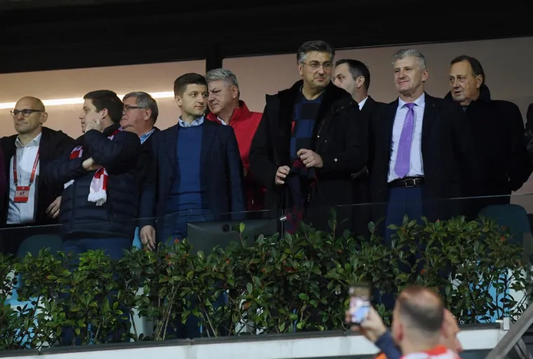 TKO JE SVE DO&Scaron;AO NA RUJEVICU? Poznati ispunili svečanu ložu, pogledajte u čijem je dru&scaron;tvu &Scaron;uker pratio Vatrene