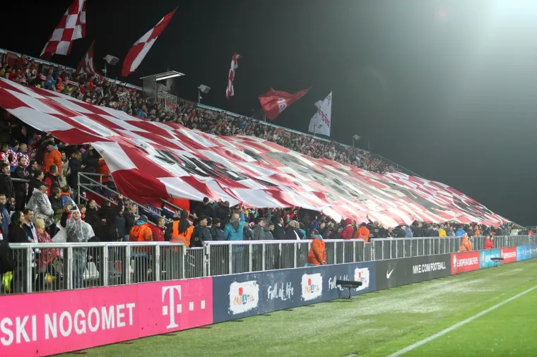 Navijači su ispunili Rujevicu do posljednjeg mjesta. Pjeva se 'Lijepa, li si', skandira se 'Vukovar, Vukovar', s obzirom na to da je u ponedjeljak Dan sjećanja...