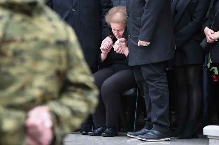 Martinova udovica Zorica Bajgot-Sagner neutješno je jecala, a pridržavali su je sinovi Fran i Davor. Foto: Sandra Simunovic/PIXSELL