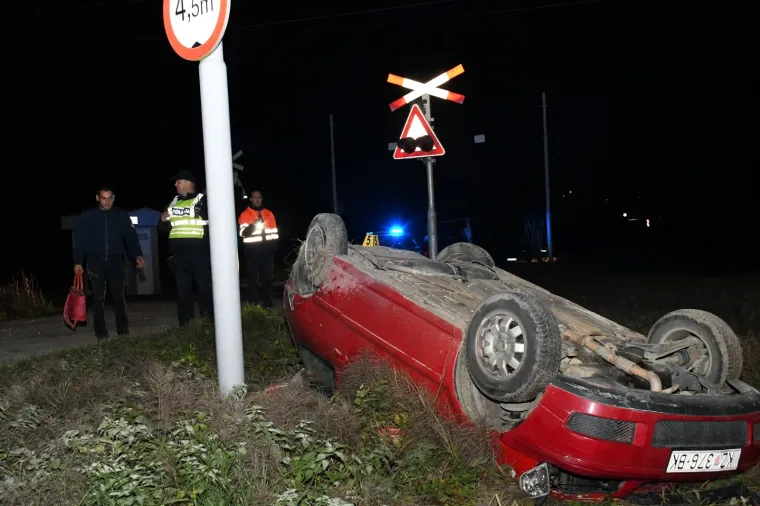 Vlak kod Križevaca naletio na automobil! Odbacio ga je u jarak i potpuno smrskao, a vozač je ozlijeđen