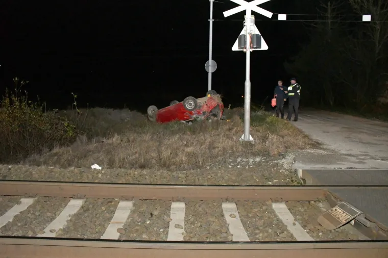 Vlak kod Križevaca naletio na automobil! Odbacio ga je u jarak i potpuno smrskao, a vozač je ozlijeđen