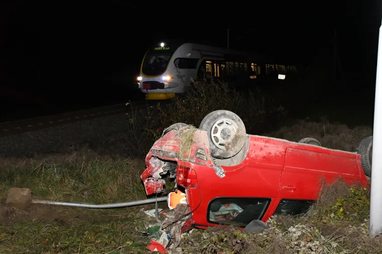 Vlak kod Križevaca naletio na automobil! Odbacio ga je u jarak i potpuno smrskao, a vozač je ozlijeđen